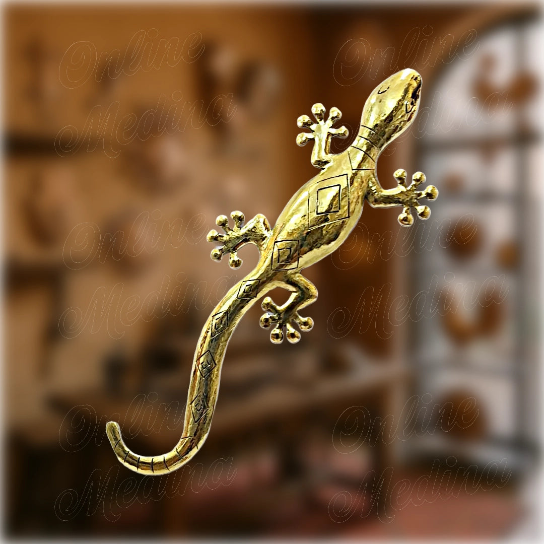 Handmade Moroccan wall gecko with engraved brass motifs – curled tail silhouette
