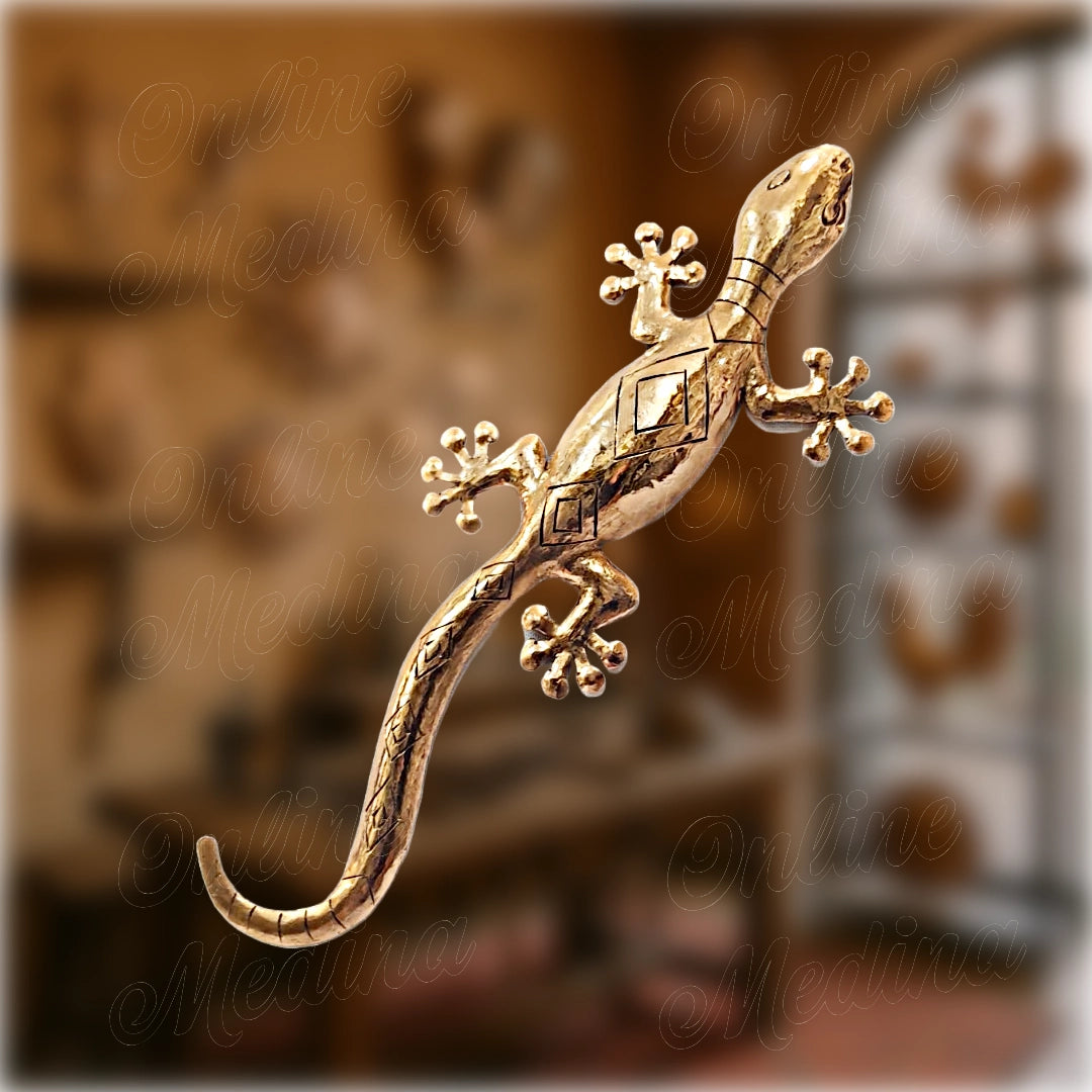 Handmade Moroccan wall gecko with engraved copper motifs – curled tail silhouette