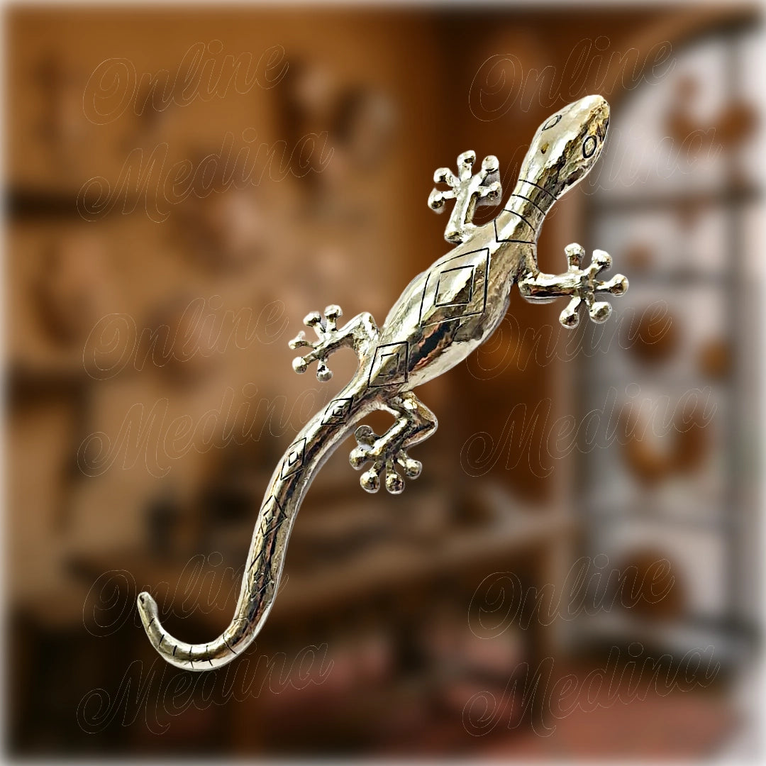 Handmade Moroccan wall gecko with engraved pewter-silver alloy motifs – curled tail silhouette