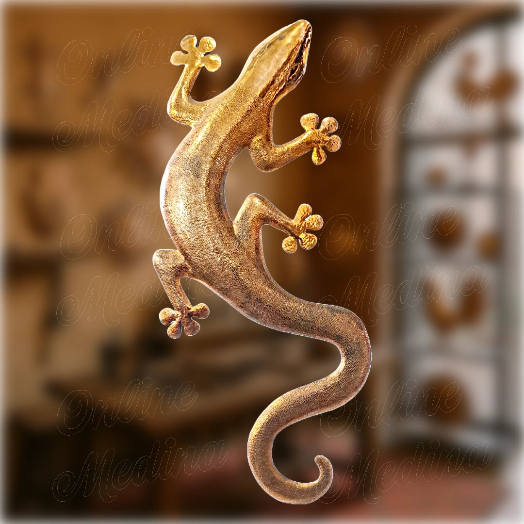 Moroccan wall gecko with smooth body and curled tail – hammered copper finish