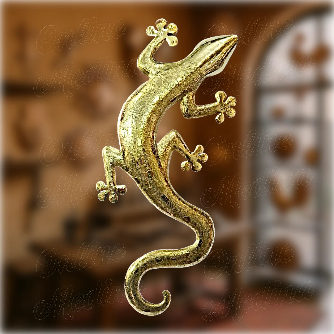 Moroccan wall gecko with dotted hammered texture – curled tail, yellow brass finish