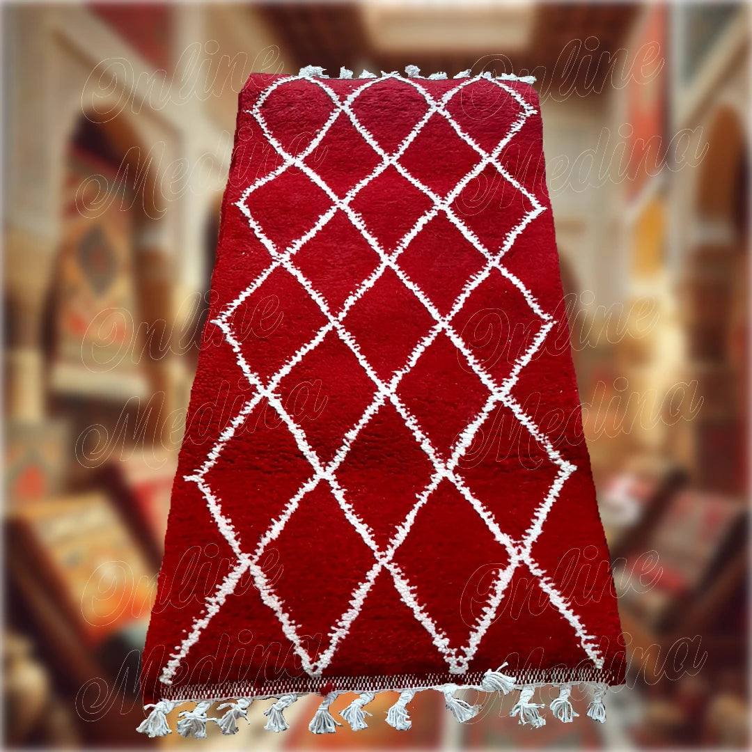 Tapis Beni Ouarain artisanal en laine rouge avec motifs en losanges blancs, fabriqué à la main au Maroc, idéal pour une décoration authentique et audacieuse.