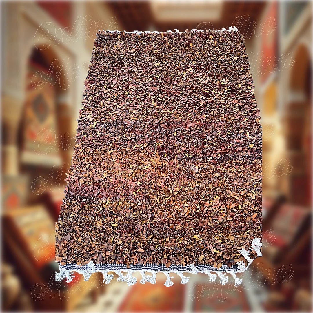 Illustration du tissage et des détails de finition d’un tapis marocain Boucharouite en cuir.