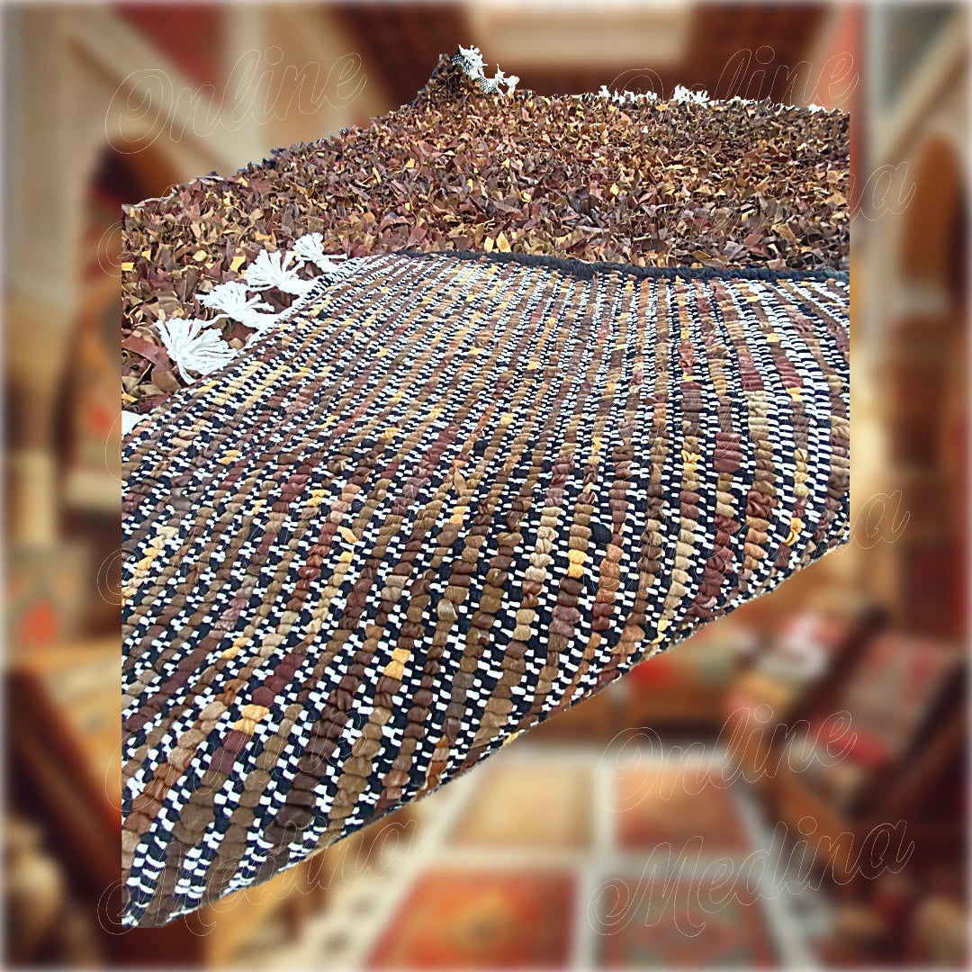Dos d’un tapis Boucharouite marocain en cuir et tissu recyclé, tissé à la main – Artisanat traditionnel disponible sur Online Medina.