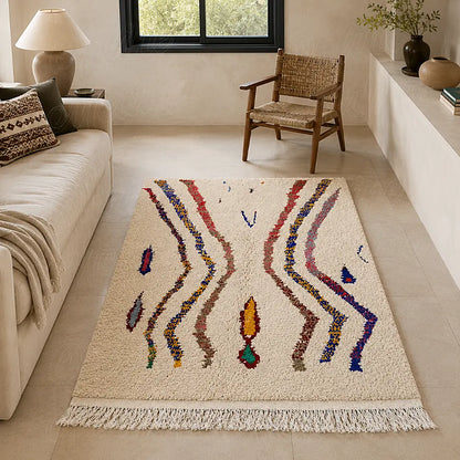 Tapis berbère écru de style Azilal à lignes colorées convergentes devant un canapé clair
