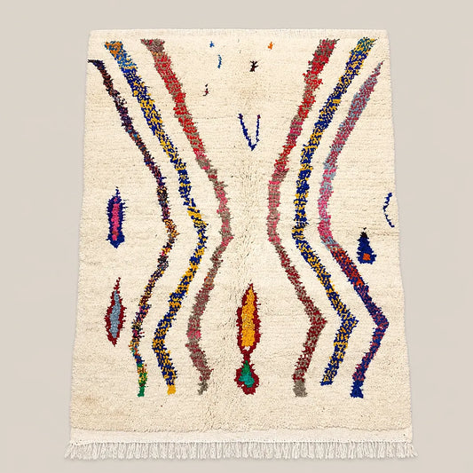 Vue entière du tapis écru de style Azilal en laine à lignes colorées ondulantes sur fond neutre