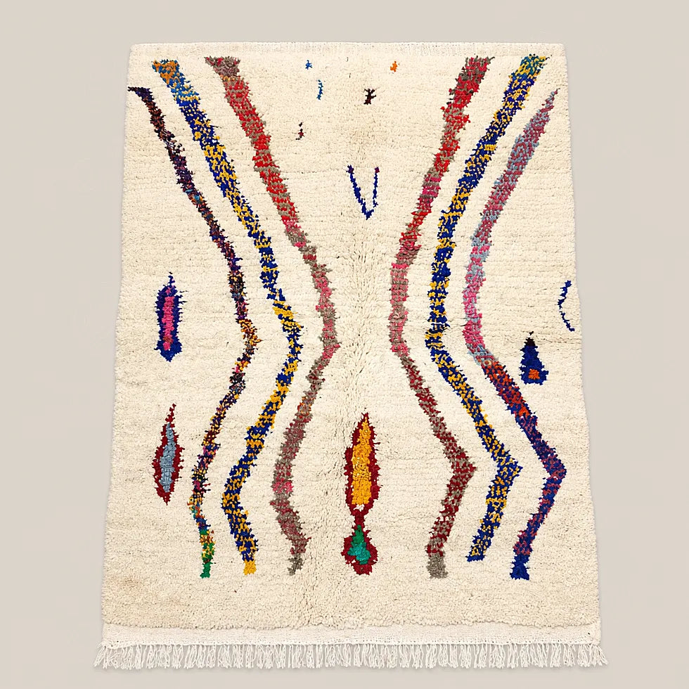 Vue entière du tapis écru de style Azilal en laine à lignes colorées ondulantes sur fond neutre