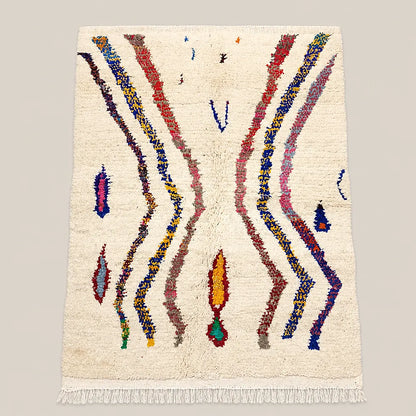 Vue entière du tapis écru de style Azilal en laine à lignes colorées ondulantes sur fond neutre