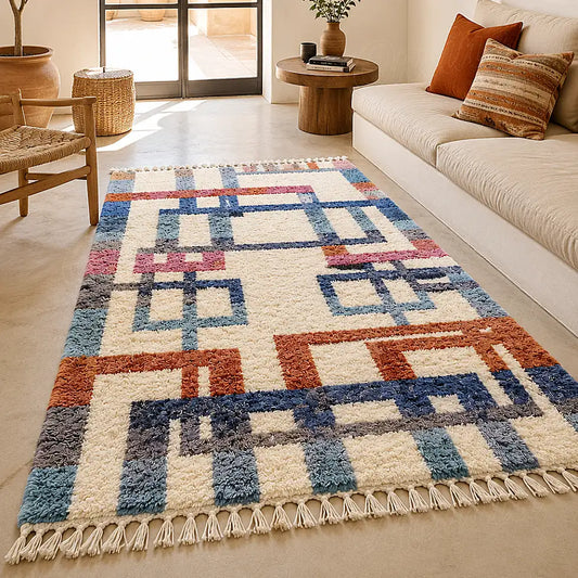 Tapis berbère moderne écru à grille colorée devant un canapé clair dans un salon lumineux
