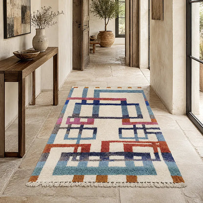 Tapis moderne à rectangles imbriqués disposé dans un couloir clair avec console en bois