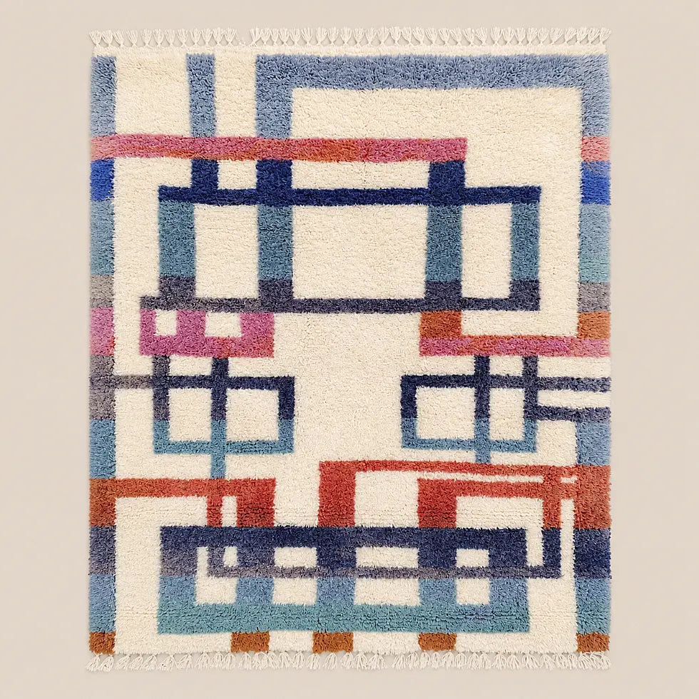 Vue entière du tapis écru en laine à grille rectangulaire multicolore sur fond neutre