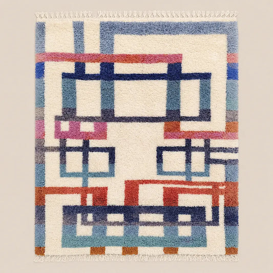 Vue entière du tapis écru en laine à grille rectangulaire multicolore sur fond neutre
