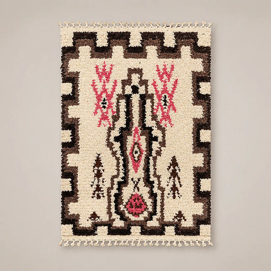 Vue entière du tapis écru à axe brun, bordure graphique et motifs framboise sur fond neutre