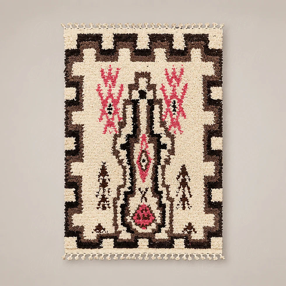 Vue entière du tapis écru à axe brun, bordure graphique et motifs framboise sur fond neutre