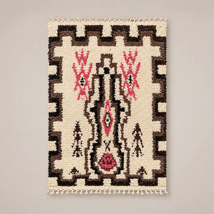 Vue entière du tapis écru à axe brun, bordure graphique et motifs framboise sur fond neutre