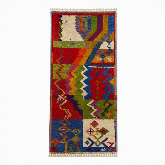 Vue entière du tapis rouge de style Boujad aux motifs patchwork multicolores sur fond neutre