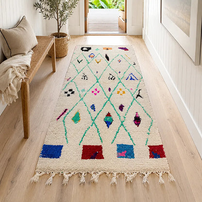 Tapis écru à treillis irrégulier vert menthe disposé dans une entrée claire