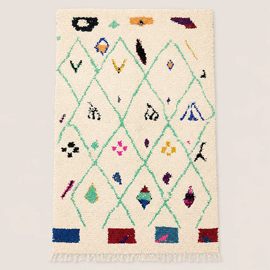 Vue entière du tapis écru de style Azilal à treillis menthe et motifs multicolores sur fond neutre
