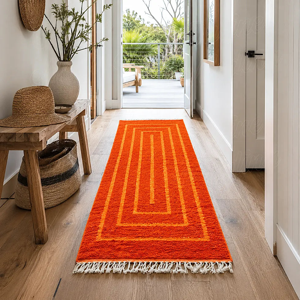 Tapis orange minimaliste à lignes rectangulaires disposé dans un couloir clair