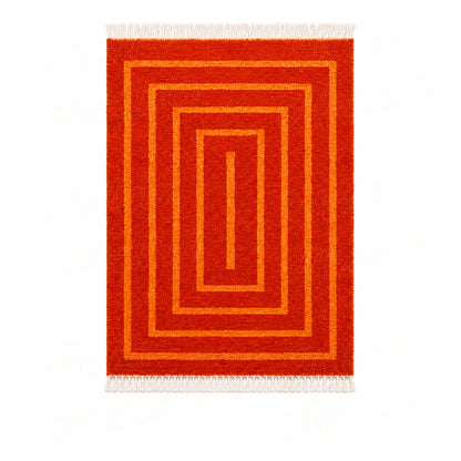 Vue entière du tapis orange à rectangles concentriques plus clairs sur fond neutre