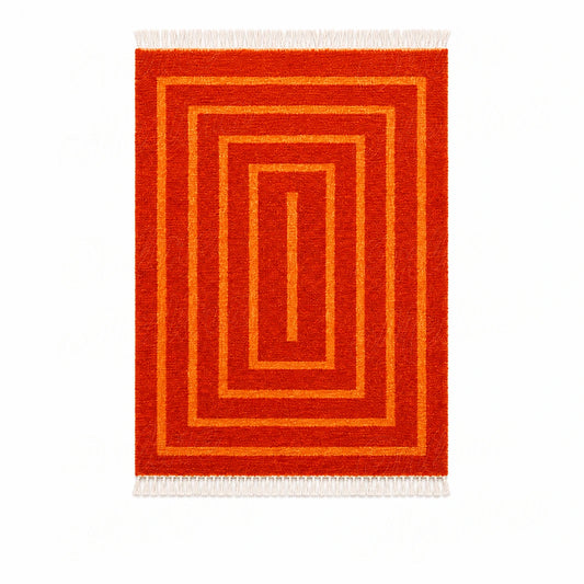 Vue entière du tapis orange à rectangles concentriques plus clairs sur fond neutre