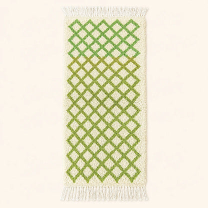 Vue entière du tapis écru de style Beni Ouarain à treillis de losanges verts sur fond neutre