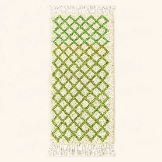 Vue entière du tapis écru de style Beni Ouarain à treillis de losanges verts sur fond neutre