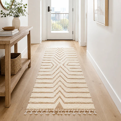 Tapis graphique à X central et lignes parallèles disposé dans un couloir clair
