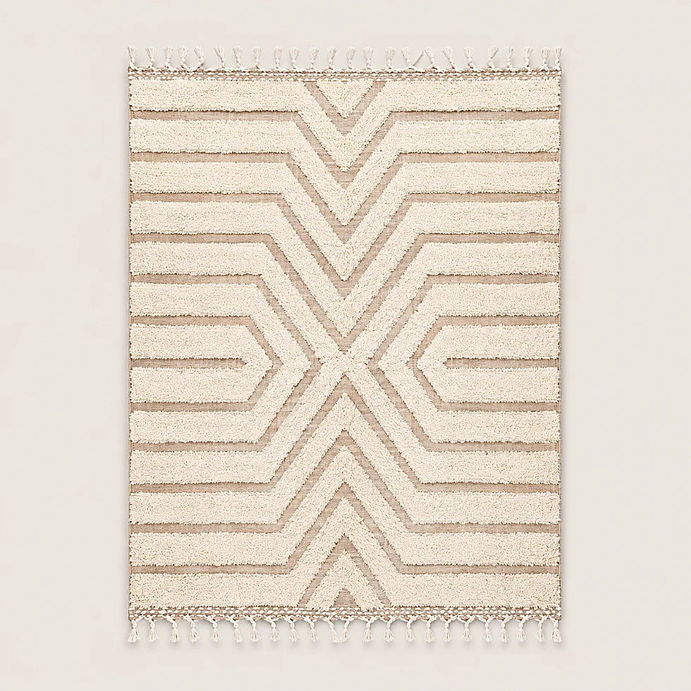 Vue entière du tapis écru à grand X, chevrons et lignes parallèles beige sur fond neutre