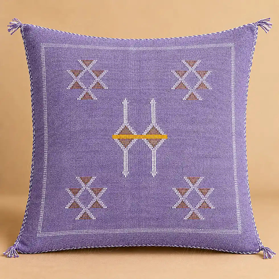Coussin sabra lilas à motifs croisés sur fond beige uni clair