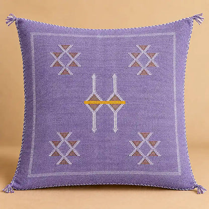 Coussin sabra lilas à motifs croisés sur fond beige uni clair