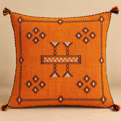 Coussin sabra orange à bande centrale brodée sur fond beige uni