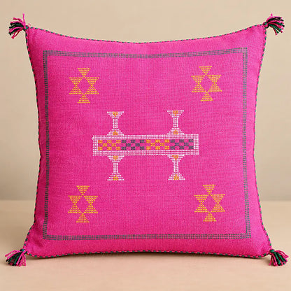 Coussin sabra fuchsia à bande centrale brodée présenté seul sur fond beige