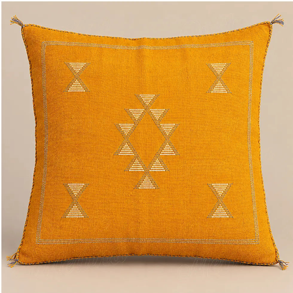 Coussin sabra moutarde à losange ouvert sur fond beige uni