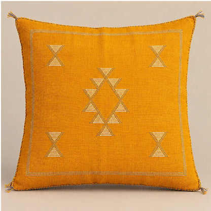 Coussin sabra moutarde à losange ouvert sur fond beige uni