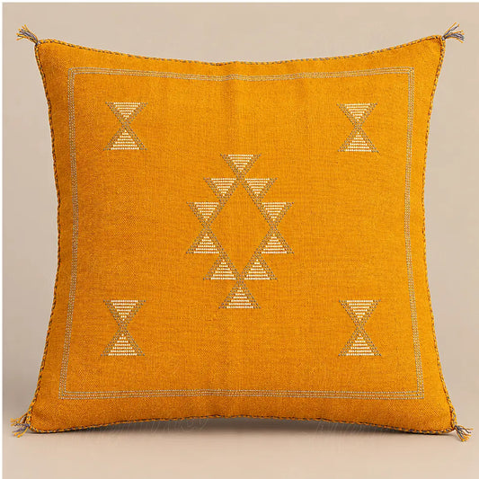 Coussin sabra moutarde à losange ouvert sur fond beige uni