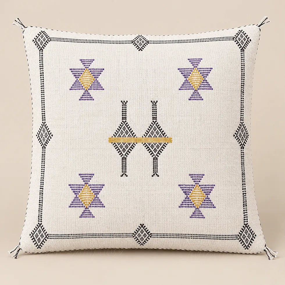 Coussin sabra écrue à cadre géométrique sur fond beige uni