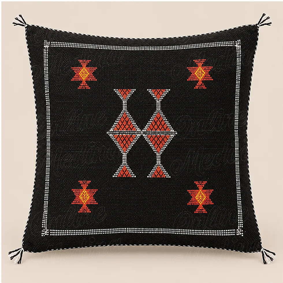 Coussin sabra noir à cadre géométrique présenté seul sur fond beige