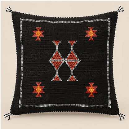 Coussin sabra noir à cadre géométrique présenté seul sur fond beige