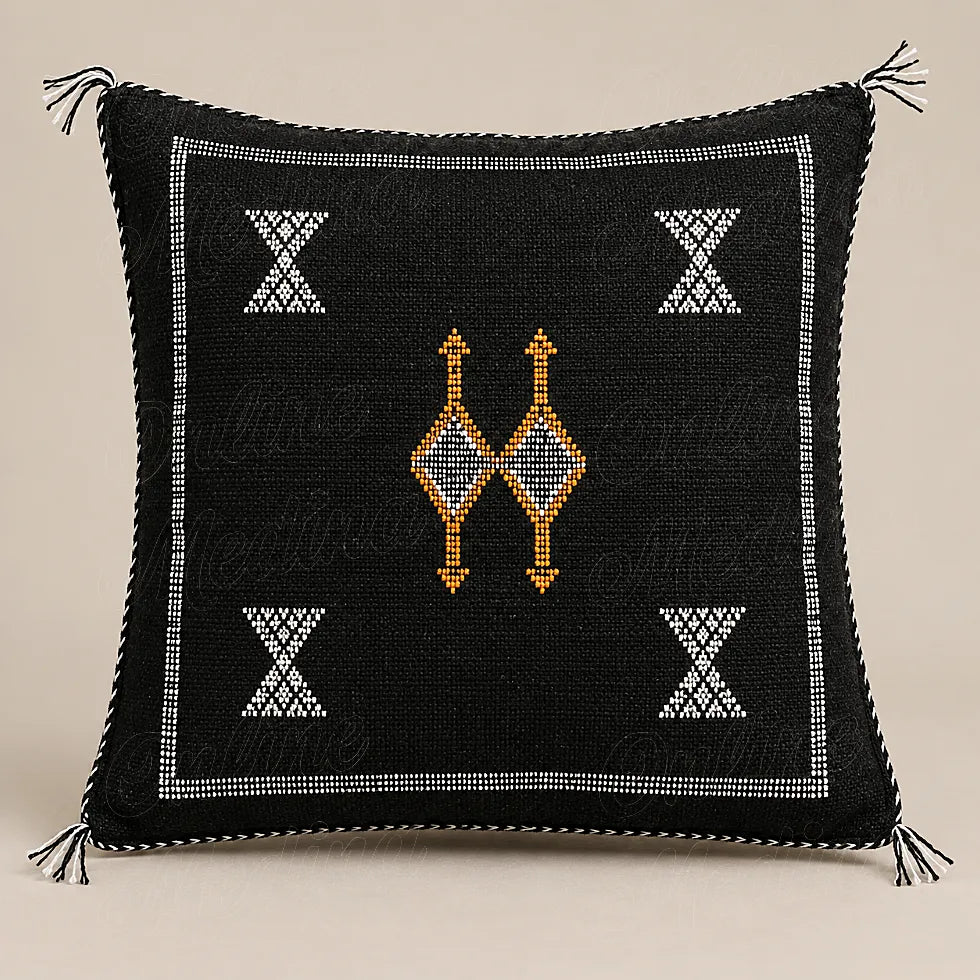 Coussin sabra noir à motifs contrastés sur fond beige uni