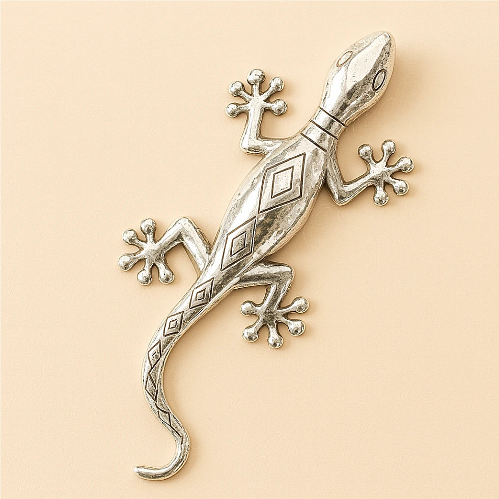 Silver-toned wall gecko in tin alloy with engraved Berber motifs, Moroccan metal art
