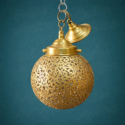 قطعة مغربية من النحاس الأصفر اختيار حرفي تقدمه Online Medina بعناية. تتميز بـالنحاس الأصفر. يجمع بين الأصالة المغربية وجمال الصنع اليدوي ليمنح المنزل حضورًا دافئًا وراقيًا.