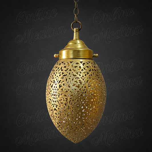 Suspension ovoïde en laiton ajouré sur fond gris anthracite, avec chaîne et motifs floraux