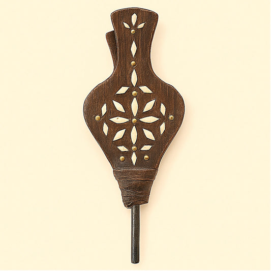 Soufflet marocain en bois, cuir et motifs floraux en os vu de face sur fond clair