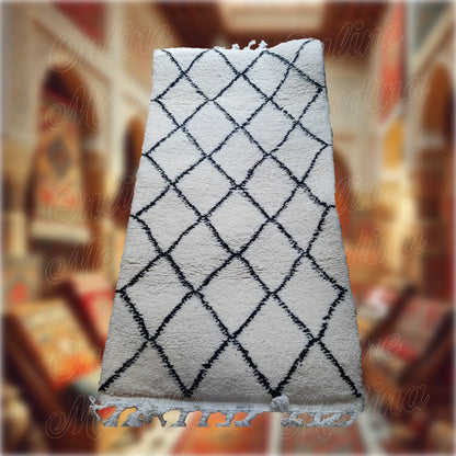 Handcrafted Beni Ouarain rug from Morocco, featuring white wool and black diamond motifs — ideal for warm and authentic interiors.