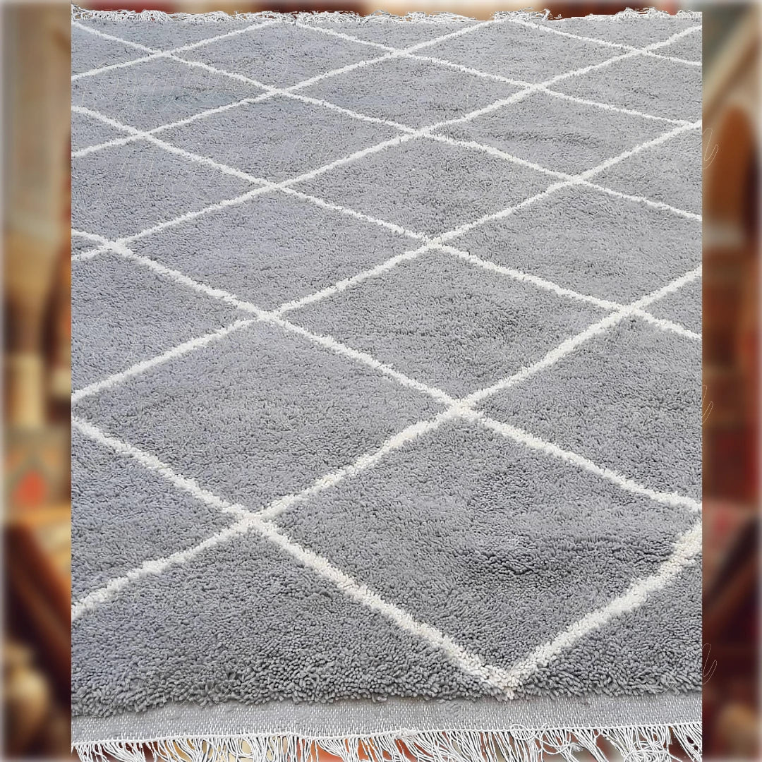 Tapis Beni Ouarain en laine grise avec motifs en losanges blancs, tissé à la main au Maroc, parfait pour une décoration intérieure moderne et chaleureuse.