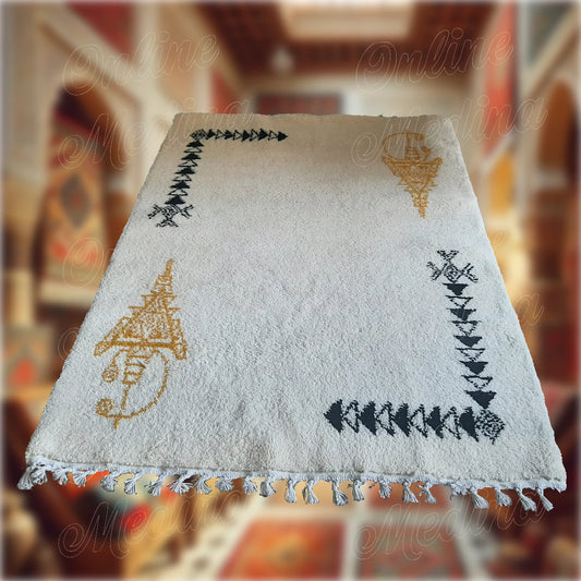 Tapis Khelala marocain fait main avec motifs berbères noirs et dorés sur fond blanc, parfait pour une ambiance chaleureuse et élégante.