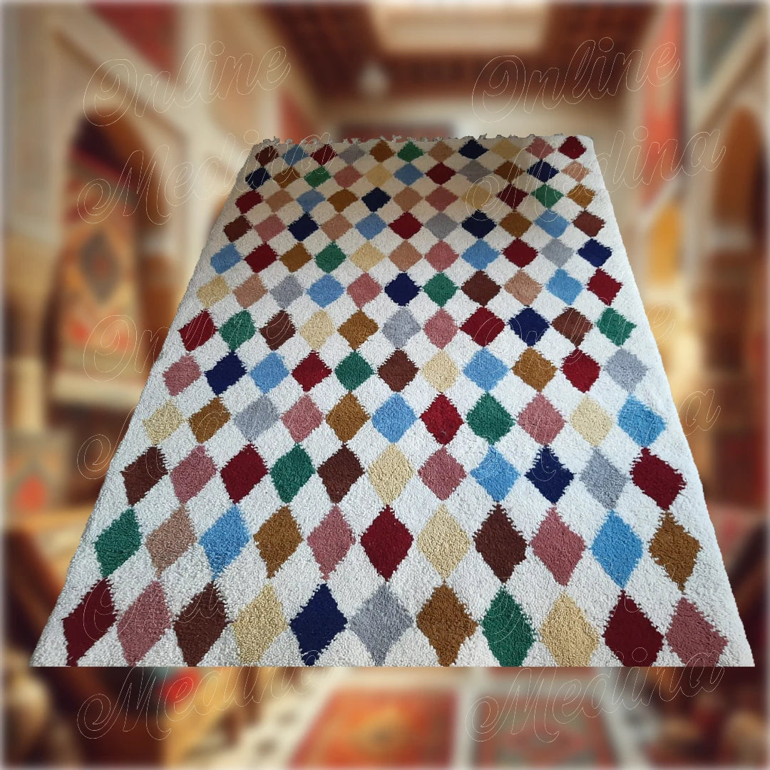 Tapis Beni Ouarain Moderne avec motifs losanges multicolores sur fond blanc crème, fabriqué à la main en laine de mouton, idéal pour une décoration intérieure contemporaine.