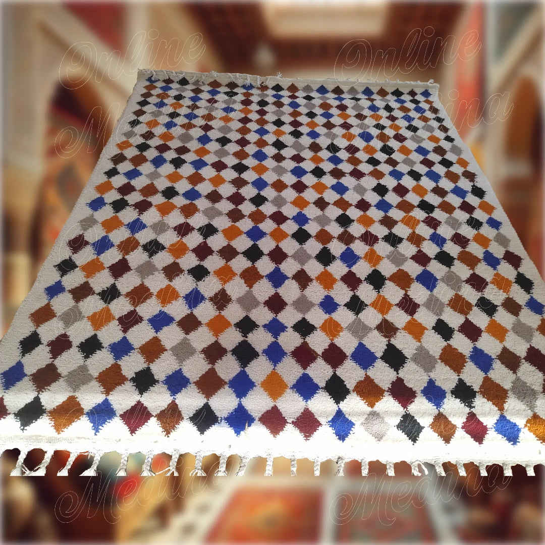 Grand tapis Beni Ouarain Moderne en laine, avec motifs losanges colorés sur fond blanc crème, tissé artisanalement au Maroc pour un style moderne et chaleureux.