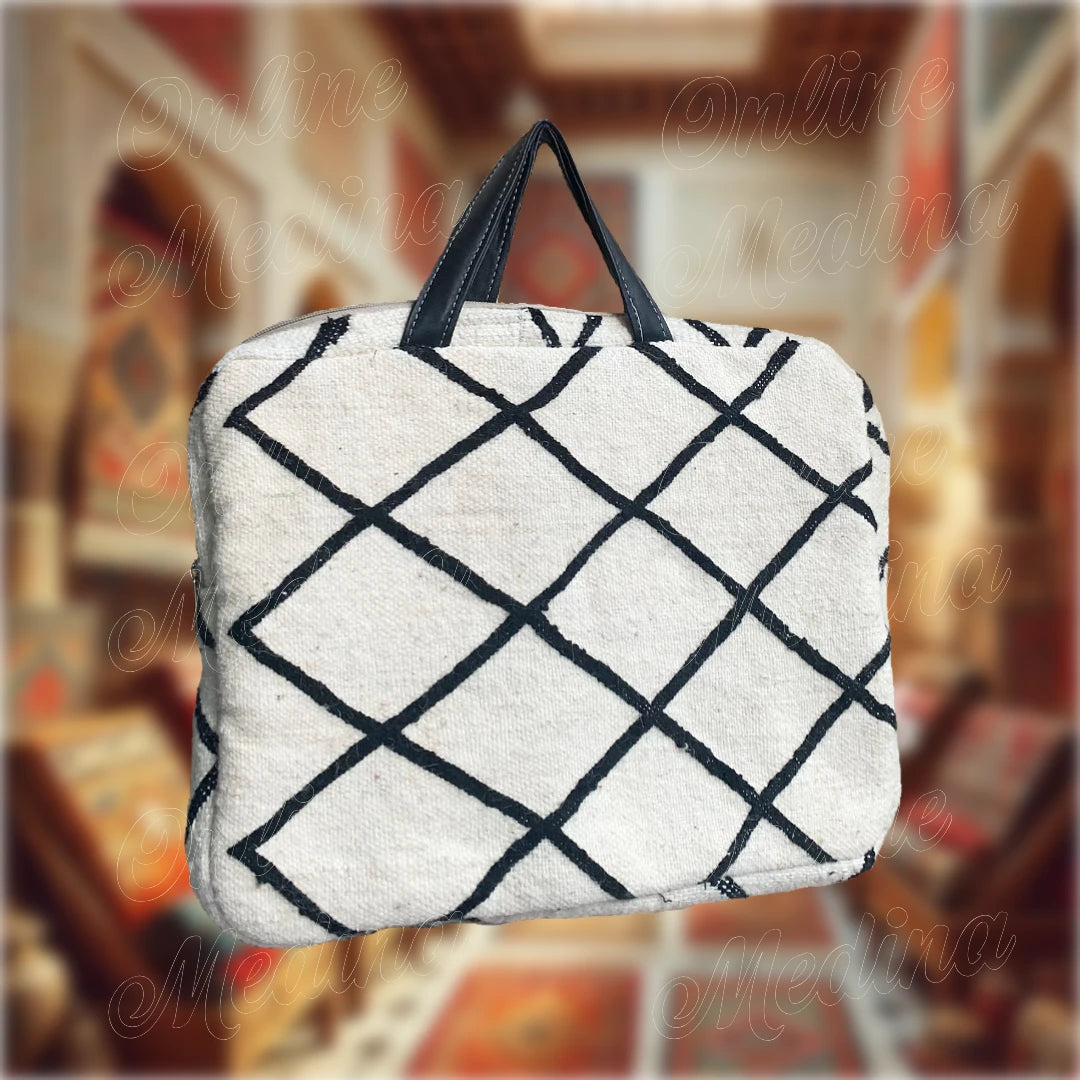Sacoche artisanale pour laptop 15 pouces, laine tissée Beni Ouarain, motifs noirs, anses en cuir noir véritable, fabriquée à la main au Maroc.